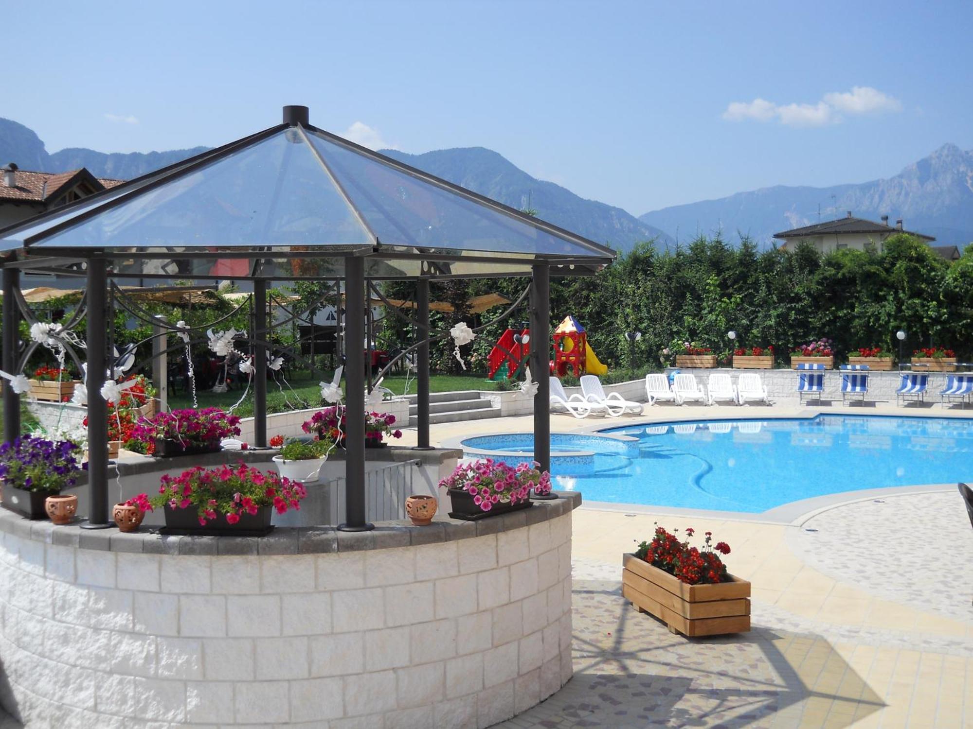 Hotel Bellaria Левико Терме Екстериор снимка