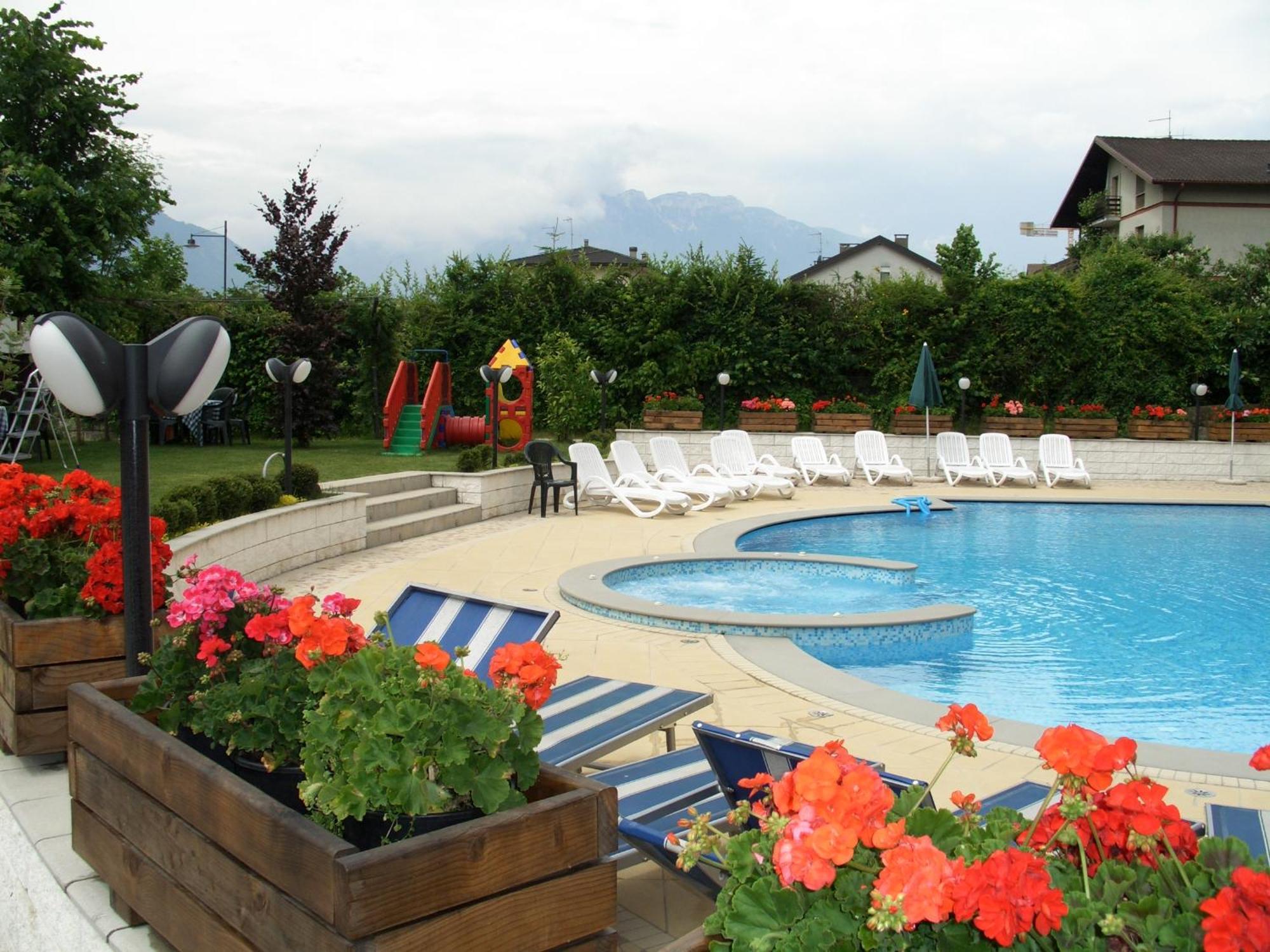 Hotel Bellaria Левико Терме Екстериор снимка