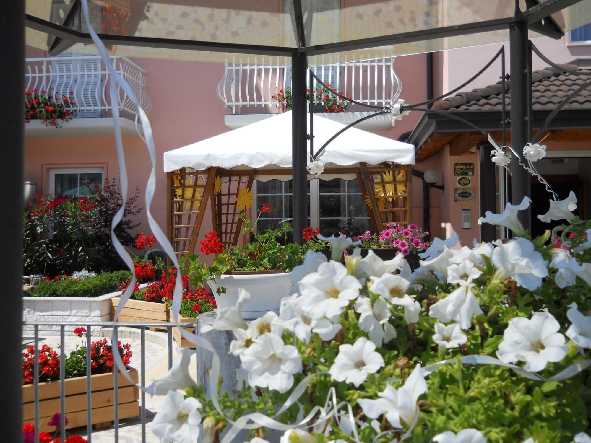 Hotel Bellaria Левико Терме Екстериор снимка