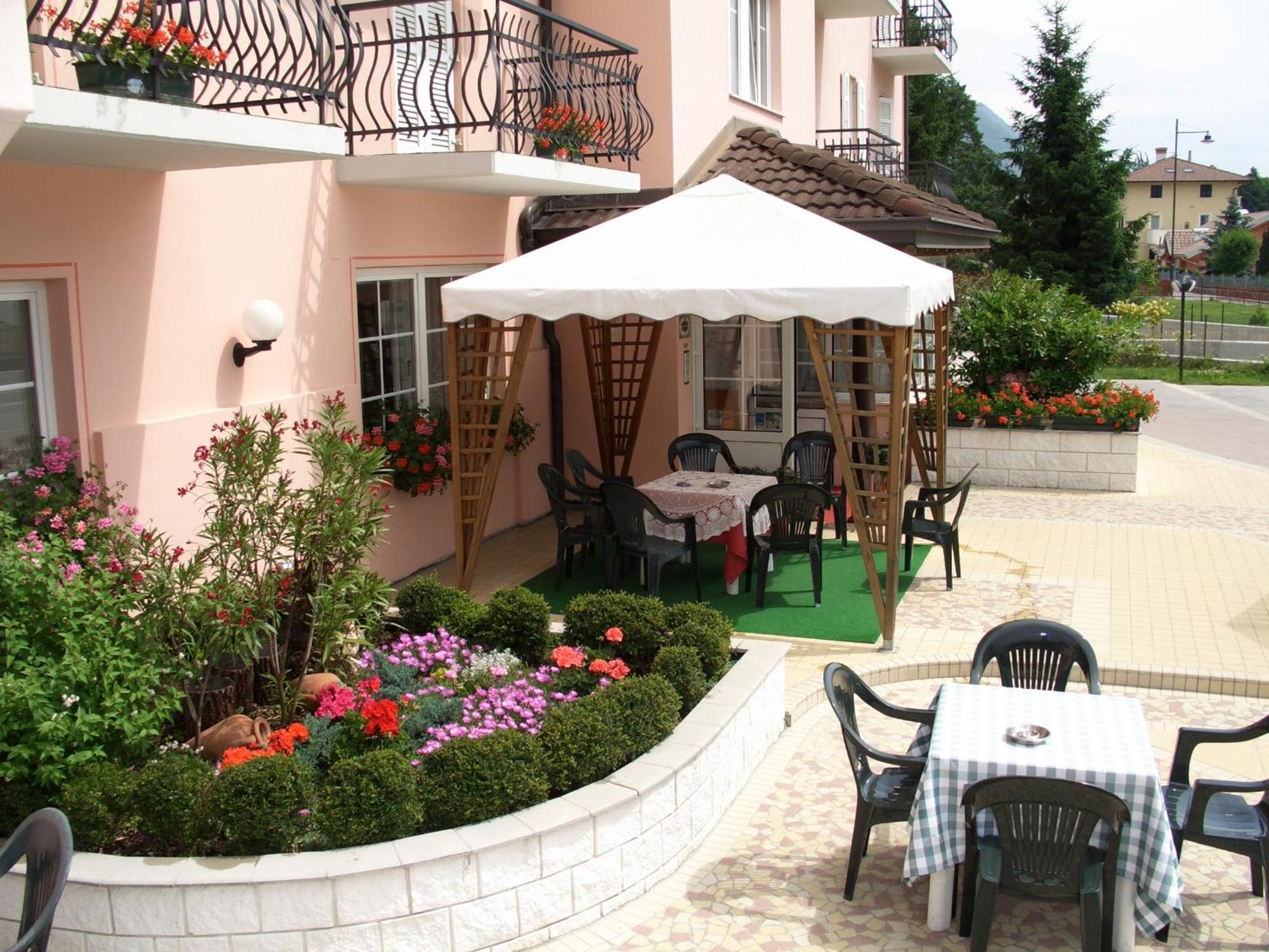 Hotel Bellaria Левико Терме Екстериор снимка